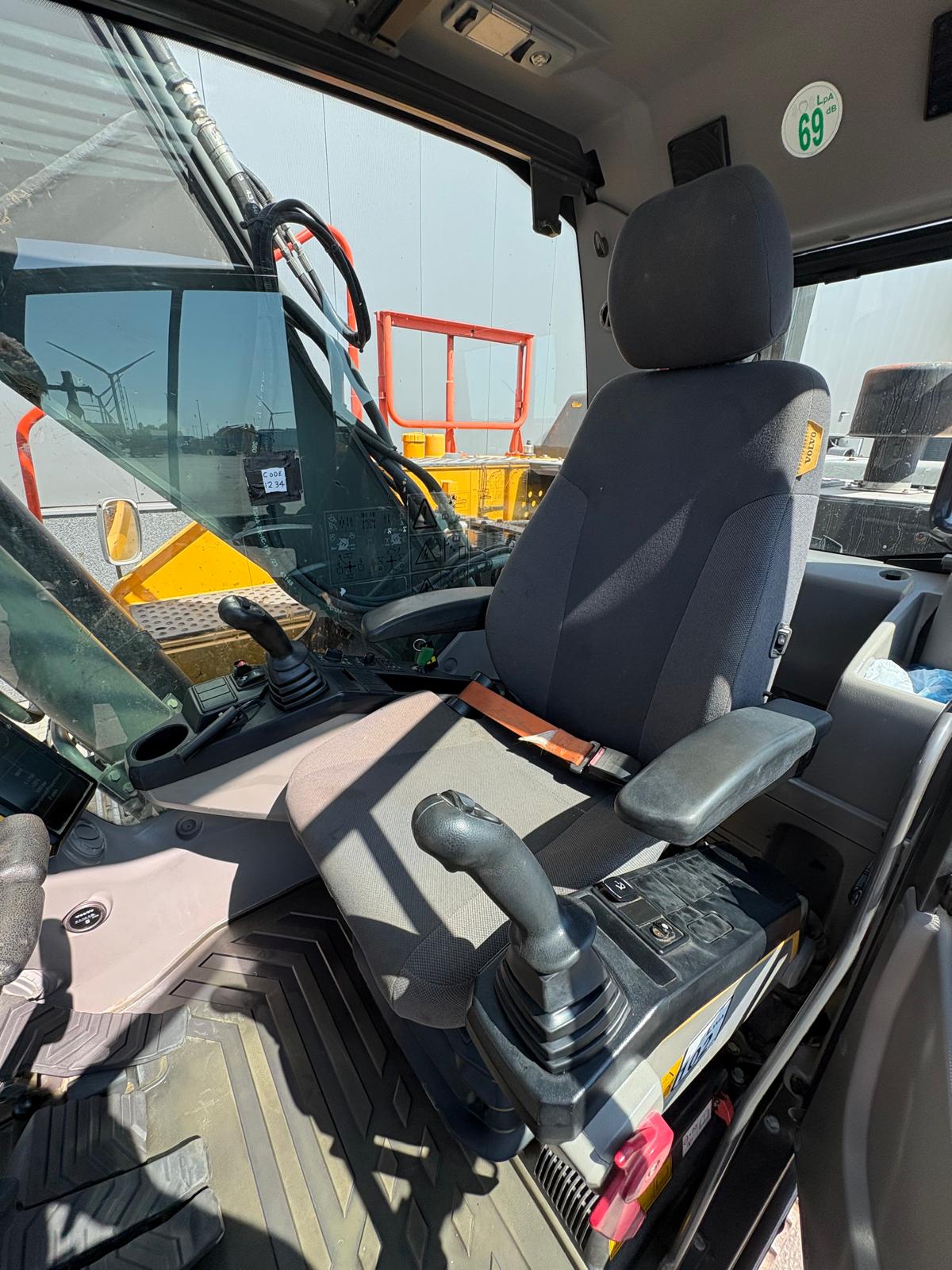 2020 Volvo EC220ELN